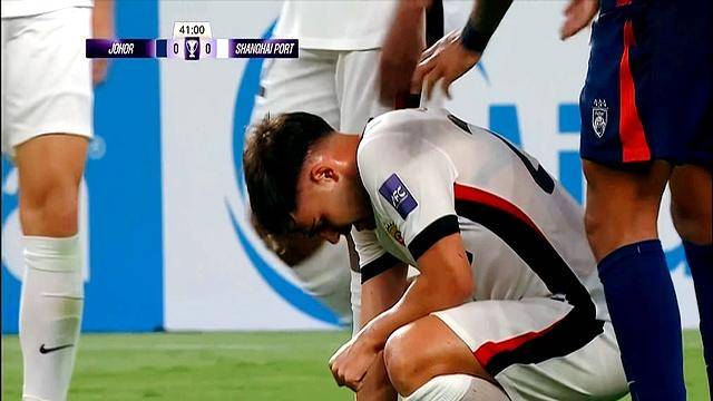 中国球员在亚冠比赛中负伤无法继续
