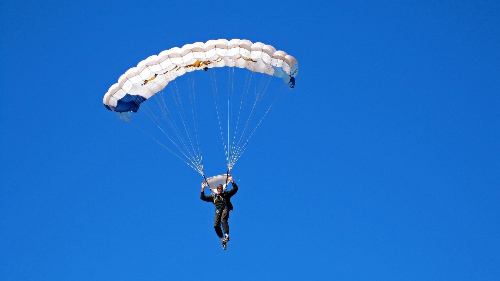 跨界狂飙，姆巴佩在F1巴林揭幕战上演帽子戏法，巴西足球险胜阿尔及利亚折射赛场无常