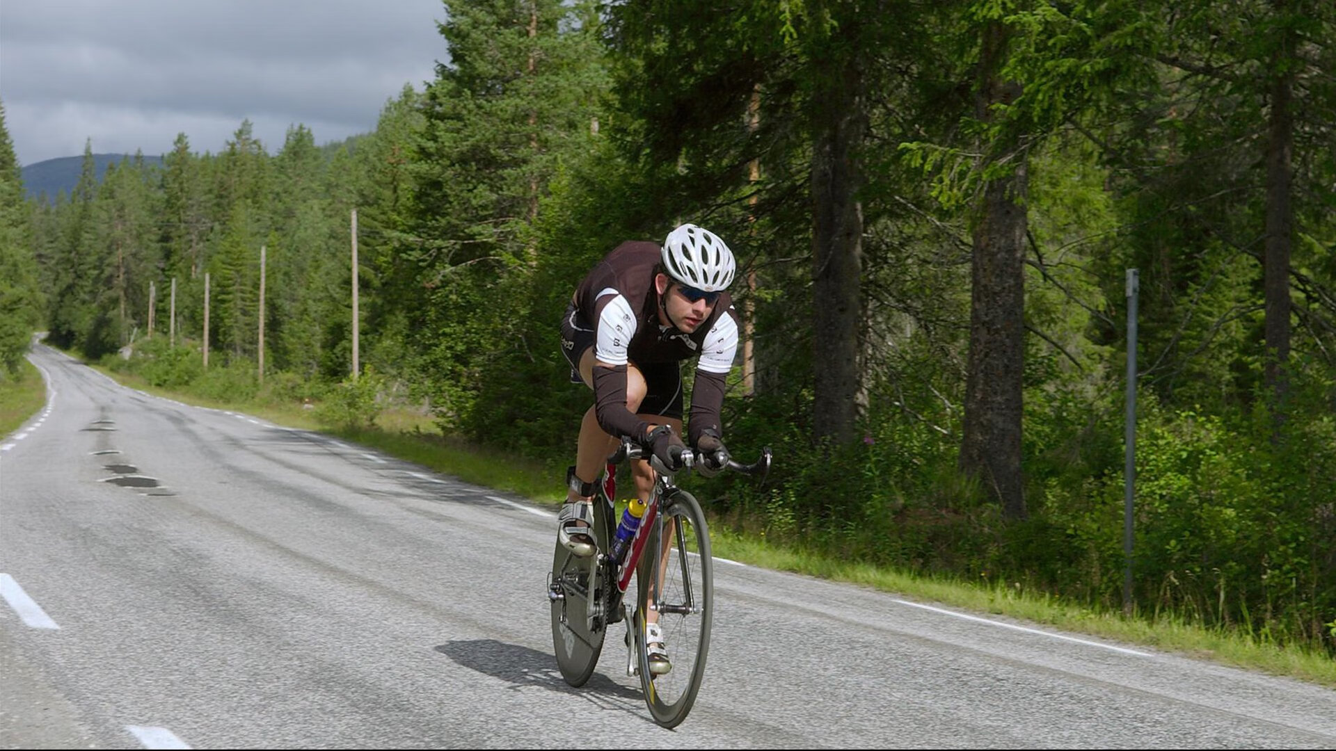 武切维奇点燃赛场，湖人血拼广东队，一场跨越篮球次元的梦幻对决